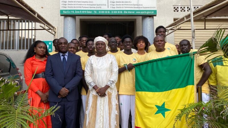 Afrobasket U18 : la ministre des Sports motive les Lionceaux et leur remet le drapeau national